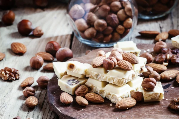 白巧克力和坚果品种 ︰ 杏仁、 榛子、 核桃 — 图库照片