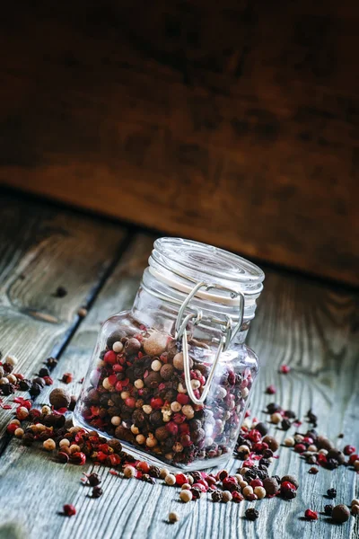 Bir cam kavanoza beş biber karışımı 