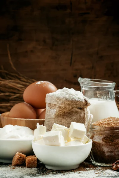 Ingredientes para hornear: leche, mantequilla, harina, azúcar, huevos —  Fotos de Stock