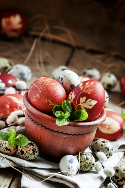 Brown easter eggs with a pattern with small speckled quail eggs — ストック写真