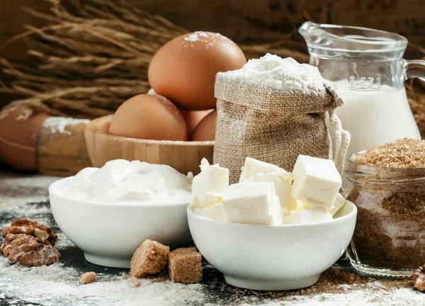 Baking ingredients: milk, butter, flour, sugar, eggs — Stock Photo, Image