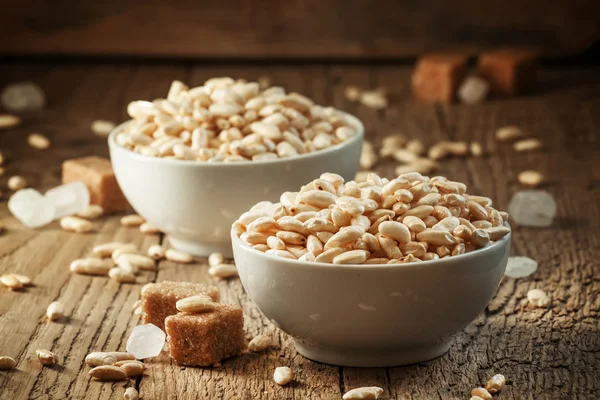 Puffed sweet rice in caramel in white porcelain bowls — Stock Photo, Image