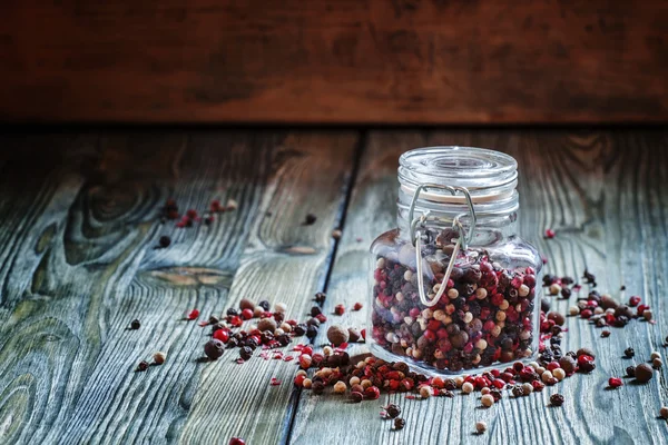 Bir cam kavanoza beş biber karışımı 