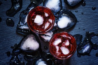 Kırılmış buz ile kırmızı kokteyl 