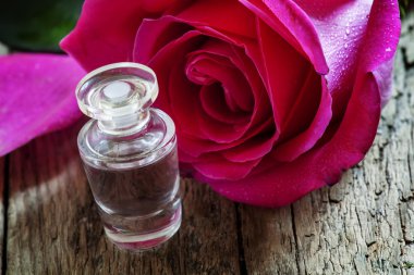 Bir küçük şişe ve pembe Gül gül uçucu yağ 