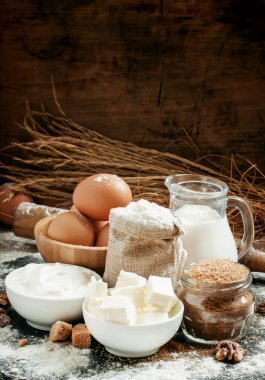 Pişirme malzemeleri: süt, tereyağı, un, şeker, yumurta 