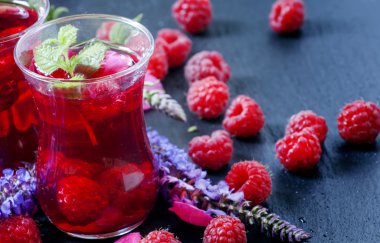 Ahududu, nane, adaçayı çiçekleri ve gül yaprakları ile Bitkisel kırmızı çay