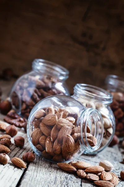 Almendras secas en un frasco de vidrio —  Fotos de Stock