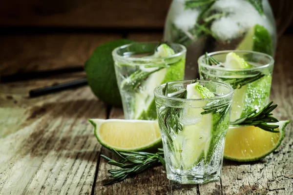 Biberiye ve buz ile limon limonata — Stok fotoğraf