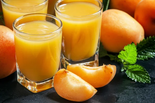 Свежевыжатый сок абрикоса — стоковое фото