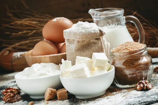 Ingrediënten voor het bakken: melk, boter, meel, suiker, eieren — Stockfoto