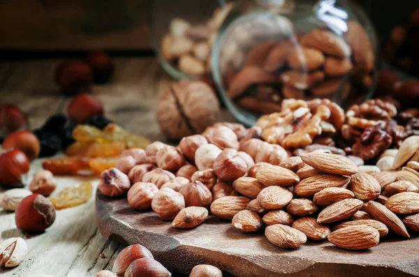 NUTS blandning av pistaschmandlar, hasselnötter, valnötter och mandlar — Stockfoto