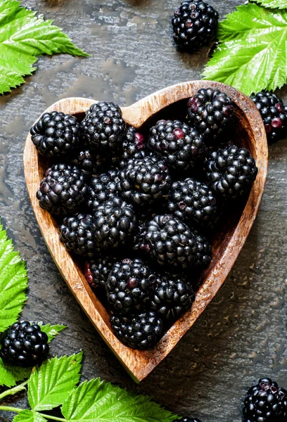 黑莓在碗里的但在该形状中的一颗心 — 图库照片