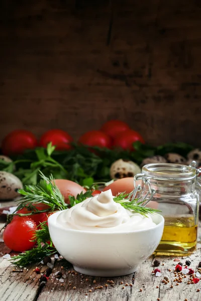 Zelfgemaakte mayonaise saus in een witte kom — Stockfoto