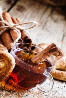 Tarçın ile siyah çay ve kurabiye