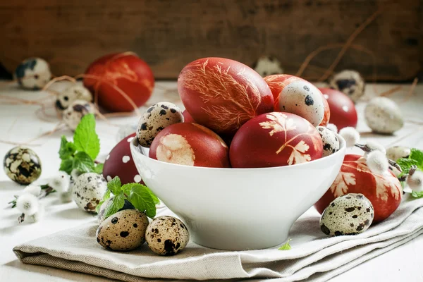 Huevos de Pascua marrones pintados con un patrón — Foto de Stock