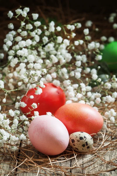 Красные и розовые пасхальные яйца — стоковое фото