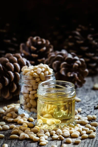 Кедрове масло та кедрові горіхи — стокове фото