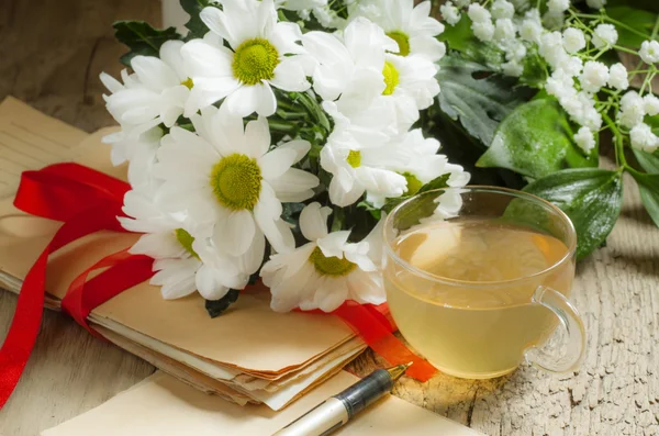 Herbal tea, a bouquet of daisies — Stock Photo, Image