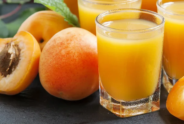 Taze sıkılmış suyu kayısı