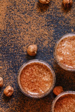 Bardakta muz ile çikolata-fındık smoothie 