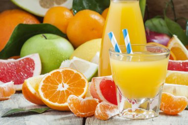 Narenciye, kokteyl kabı, karanlık bir arka plan üzerinde meyve parçaları