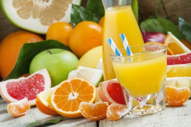 Narenciye, kokteyl kabı, karanlık bir arka plan üzerinde meyve parçaları