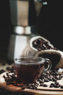 Bir cam fincan sıcak espresso kahve