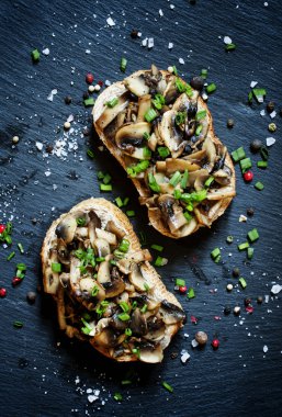 Sandviç mantar ve yeşil soğan