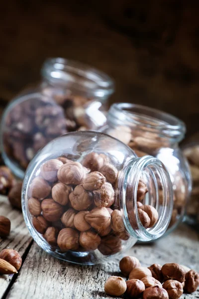Hasselnötter i en glasburk — Stockfoto
