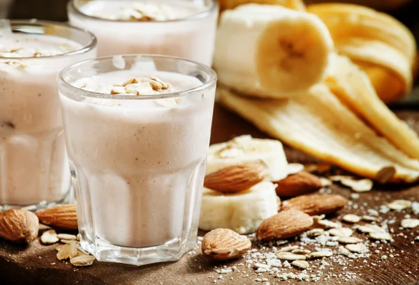 Smoothie μπανάνας με γάλα, το αλεύρι βρώμης και αμύγδαλα — Φωτογραφία Αρχείου