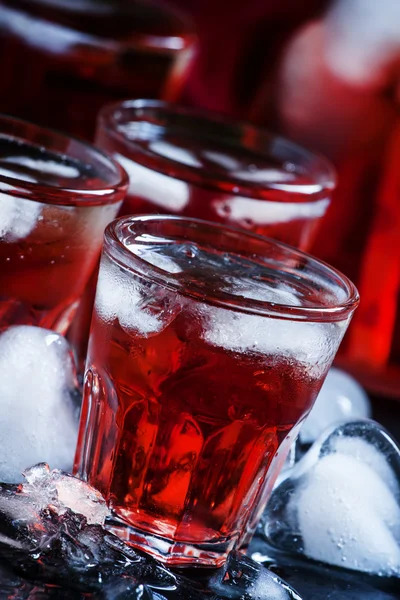 Röd cocktail med is i hjärta form — Stockfoto