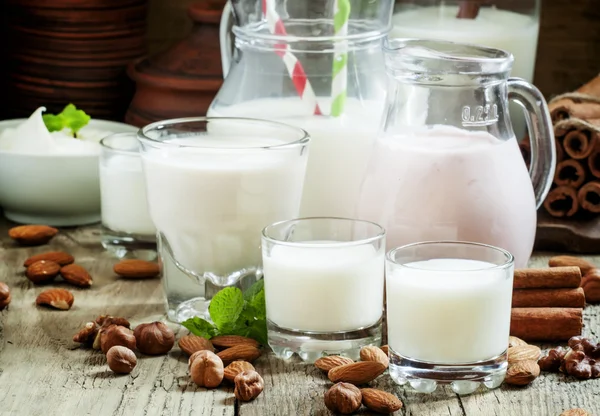 Produk susu segar dan kacang-kacangan dengan latar belakang kayu tua — Stok Foto