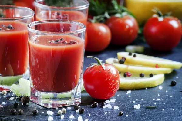 Cocktail Kamikaze com suco de tomate e especiarias — Fotografia de Stock