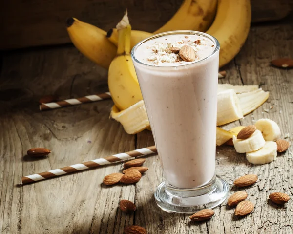 Pisang smoothie dengan susu, oatmeal dan almond — Stok Foto