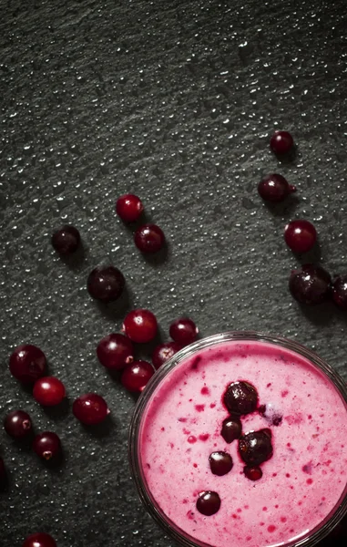 Mjölk-Berry smoothie med tranbär, svarta vinbär och röda vinbär — Stockfoto