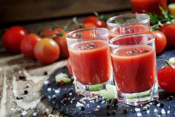 Cocktail Kamikaze com suco de tomate e especiarias — Fotografia de Stock