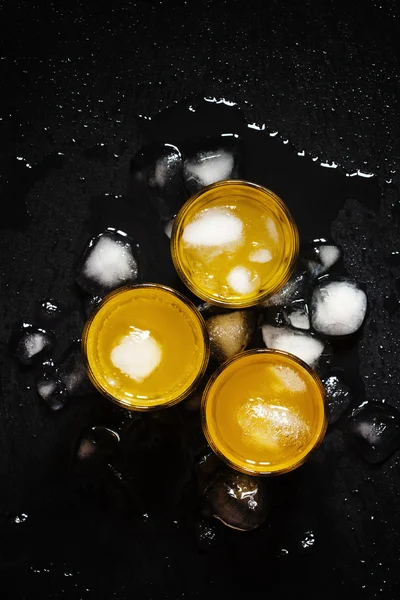 Cóctel amarillo con hielo —  Fotos de Stock