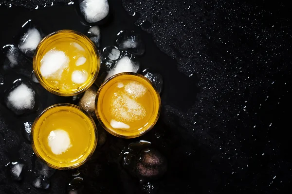Cóctel amarillo con hielo —  Fotos de Stock