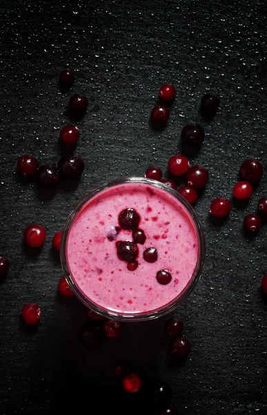 Mjölk-Berry smoothie med tranbär, svarta vinbär och röda vinbär — Stockfoto