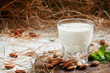 Badem ve süt, eski ahşap arka plan 