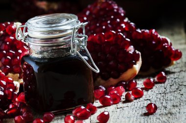 Geleneksel Ermeni tatlı nar sosu için et yemekleri