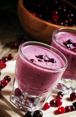 Kızılcık, Siyah frenk üzümü ve kırmızı kuş üzümü ile süt-Berry güler yüzlü