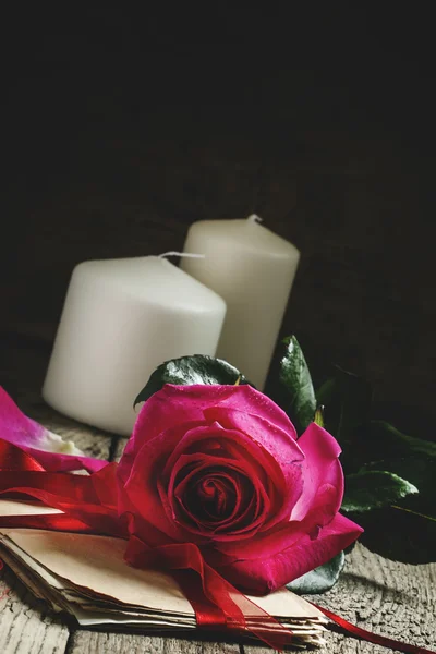 老式成分与新鲜的粉红色玫瑰，一捆旧信 — 图库照片