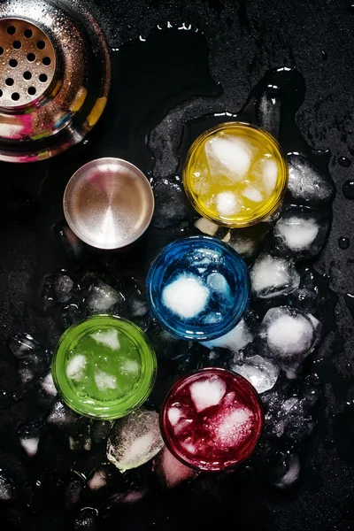 蓝色、 红色、 黄色和绿色的鸡尾酒加冰 — 图库照片