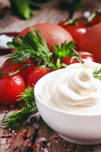 Hausgemachte Mayonnaise-Sauce in einer weißen Schüssel — Stockfoto