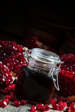 Geleneksel Ermeni tatlı nar sosu için et yemekleri