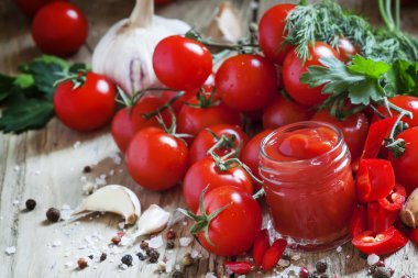 Domates ketçap acı sos biber ve domates ile 
