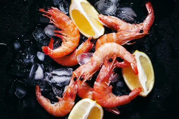 Crevettes aux tranches de citron — Photo