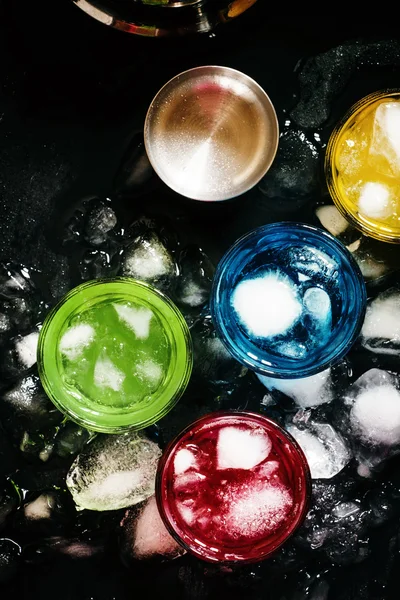 Blaue, rote, gelbe und grüne Cocktails mit Eis — Stockfoto